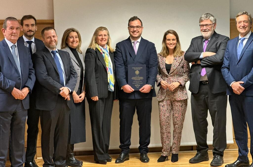 La Doctora María Martín Ares en la ceremonia de graduación del Doctor Luis Sánchez Labrador, optó al máximo grado en Odontología, Grado de Doctor.